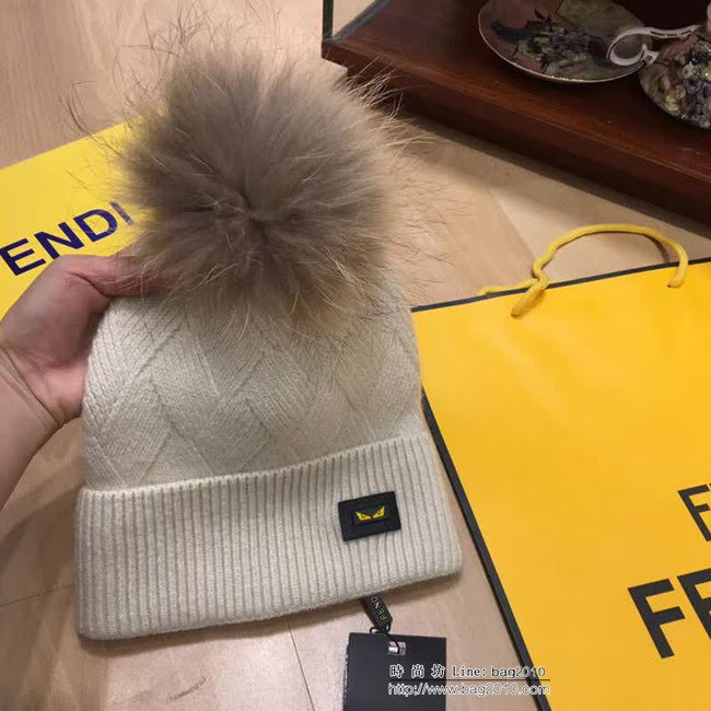 FENDI芬迪 新款羊絨配狐狸毛球 原單帽子圍巾套裝 時尚又保暖 LLWJ7904